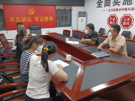3.海南渔业第二批志愿者服务队队员协助陵水市新村镇分析数据.jpg