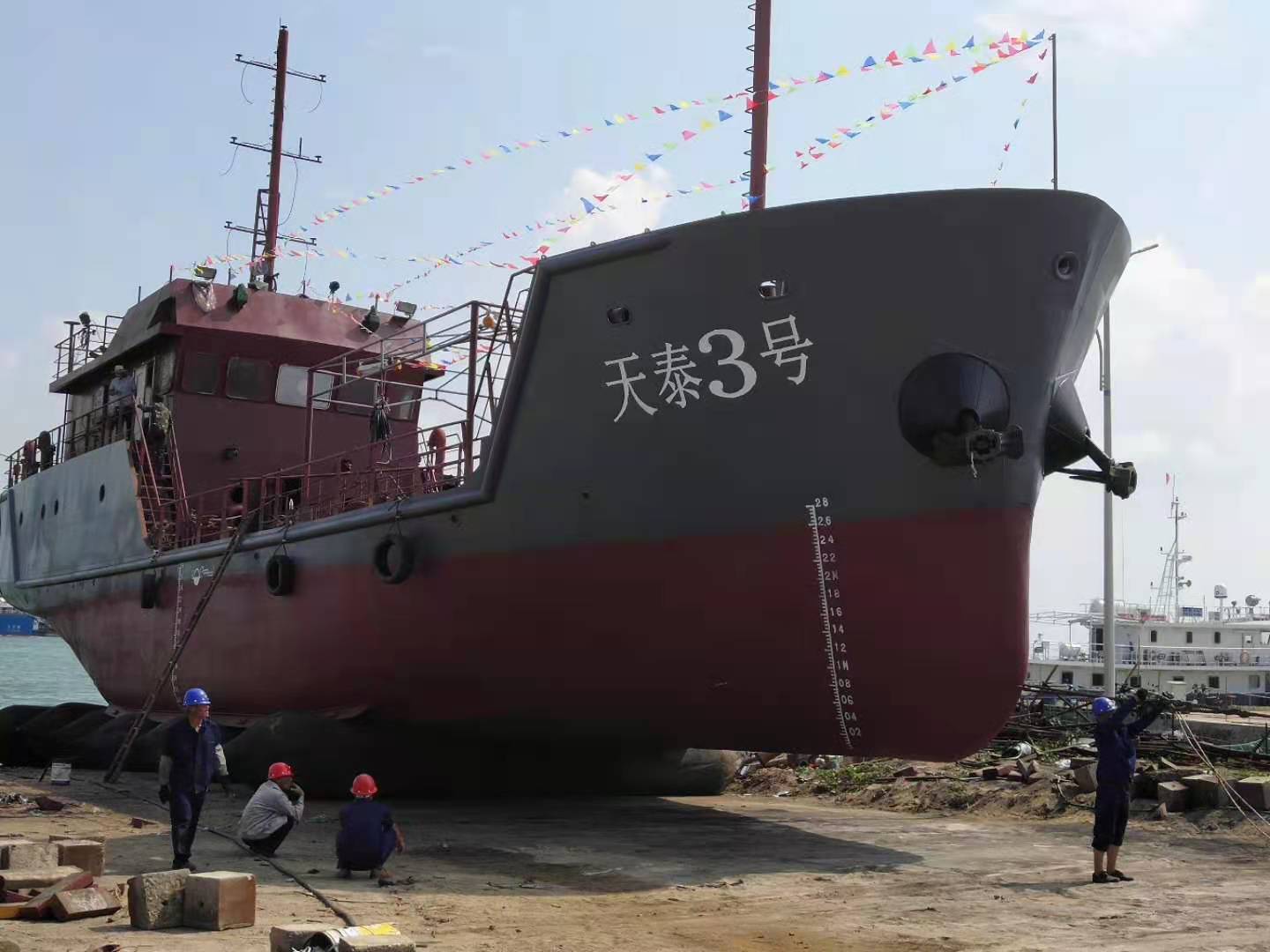 天泰三号机动加油船建造中.jpg