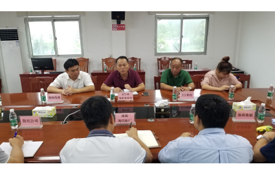 万宁市农业农村局渔政中心主任黄家涛到白马井渔港基地主持召开休闲渔船推进工作会