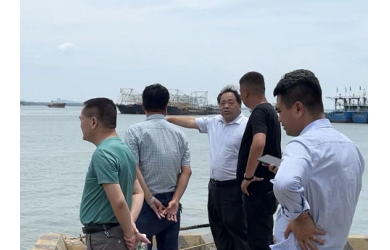 集团公司总经理姜守东亲临一线检查督导船厂改造项目