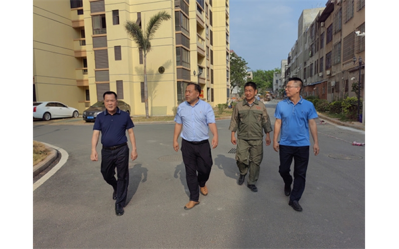 姜守东董事长到银苑小区调研