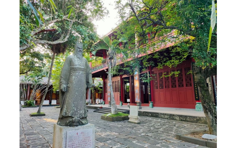 《凝望故乡》  诗10首  作者：张峰
