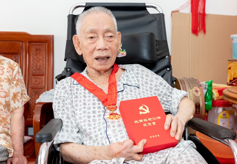 离休老党员王仕英佩戴着纪念章.jpg