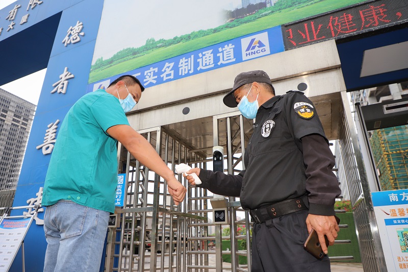 入口处设置实名制通道和金属探测仪.jpg
