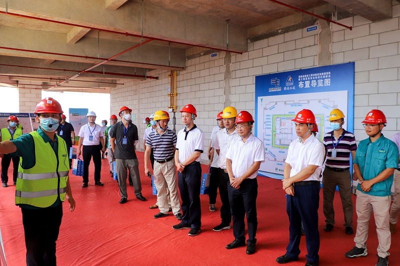 参会嘉宾在观摩会上听取讲解员介绍项目亮点.jpg