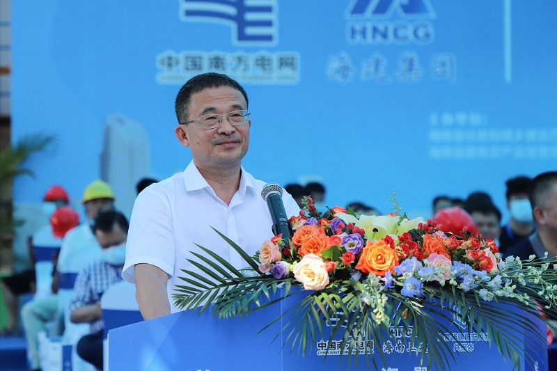 何小鹏在活动中讲话.jpg