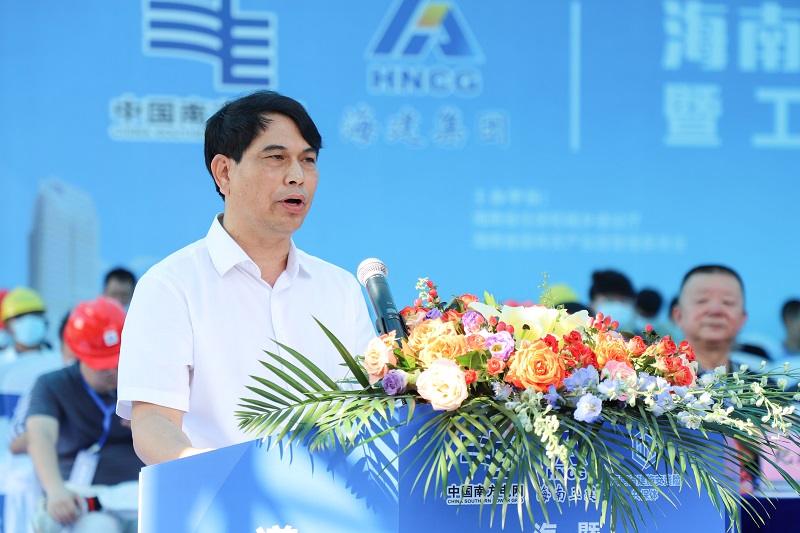 易伟在活动中讲话.jpg