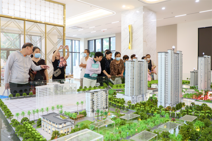 回迁业主在看项目沙盘模型.png