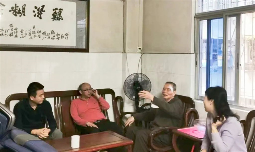 海南二建慰问企业退休党员.jpg
