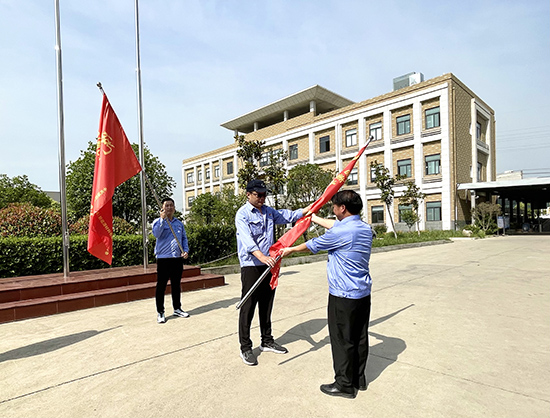 图片关键词 党委副书记袁飞授旗.jpg