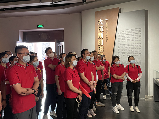 图片关键词 台儿庄大战纪念馆内听讲解.jpg