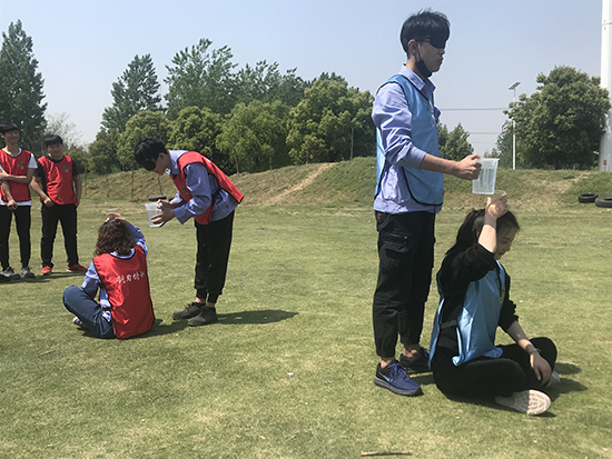 图片关键词 蒙眼倒水ps.jpg