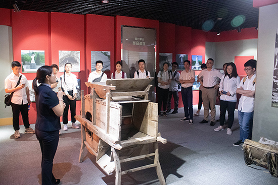 图片关键词 观展6.jpg